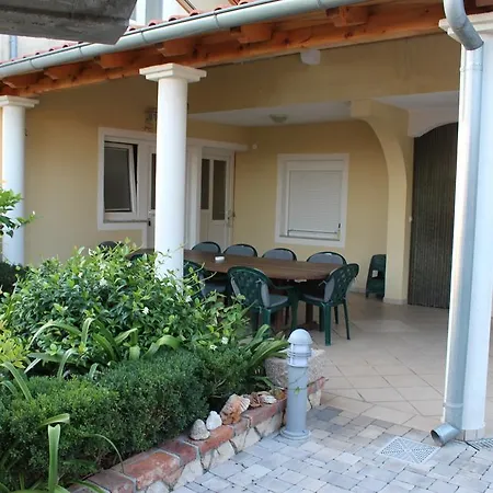 In Starigrad-paklenica 6785 Appartement *